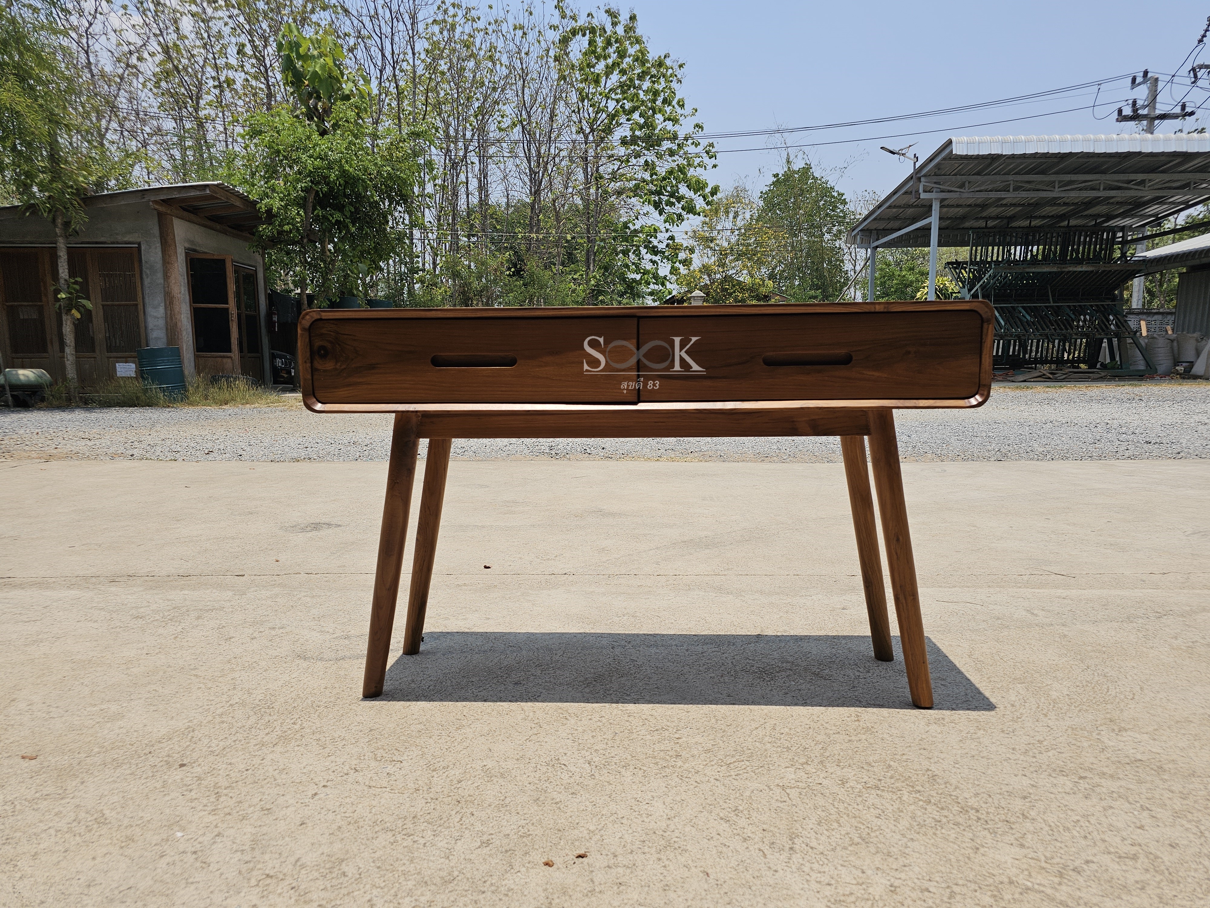 โต๊ะเขียนหนังสือแคปซูลมินิมอล