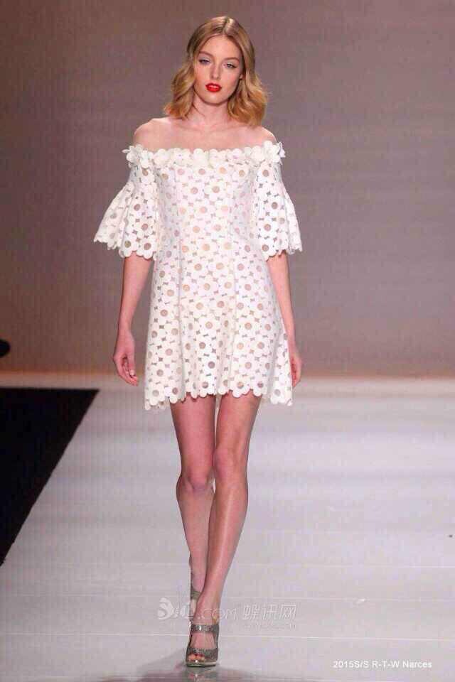 ชุดเดรสผ้าฉลุลายดอกไม้สีขาว สวยเก๋ ส่งฟรี ems