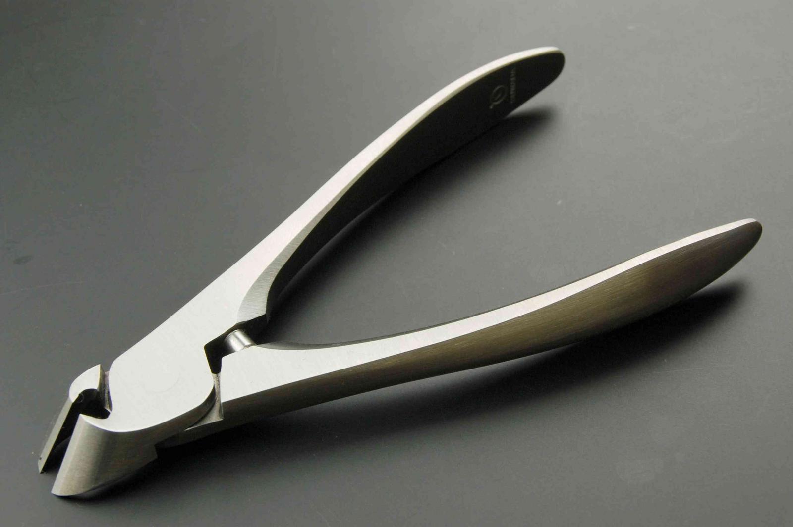 SUWADA กรรไกรตัดเล็บคุณภาพพรีเมี่ยมอันดับ1 จากญี่ปุ่น รุ่นคลาสสิคสีเงิน รางวัลออกแบบดีเยี่ยม แฮนด์เมดทุกอัน พร้อมซองหนังเก็บกรรไกร