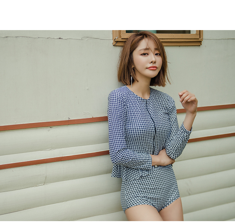 ชุดว่ายน้ำทรงเอวสูง ลายขาวดำ ส่งฟรี ems