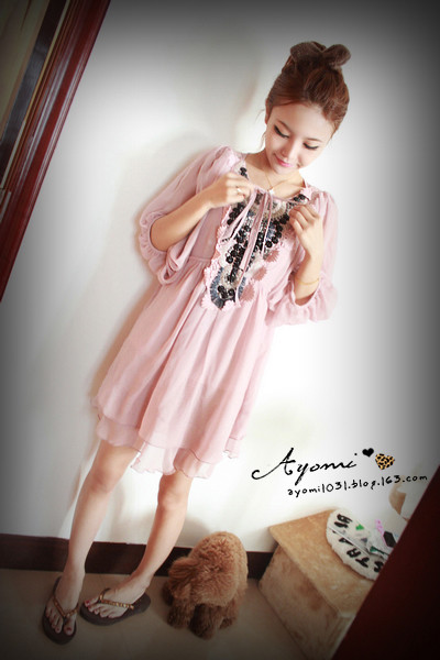 ชุดเดรสผ้าชีฟองเนื้อดีสีชมพูตุ่น หน้าอกแต่งด้วยดิ้นสวยงาม ส่งฟรี ems