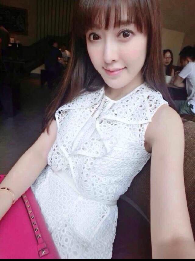 ชุดเดรสยาวผ้าถักโครเชต์แขนกุดสีขาว ส่งฟรี ems