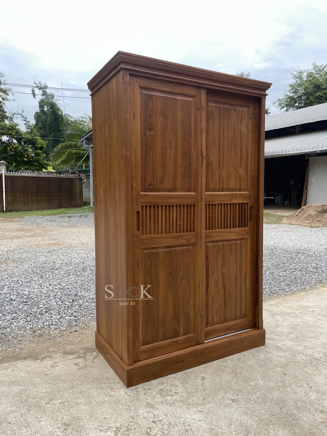 ตู้เสื้อผ้าบานเต้าตรงซี่กลางมีชั้นพับผ้า