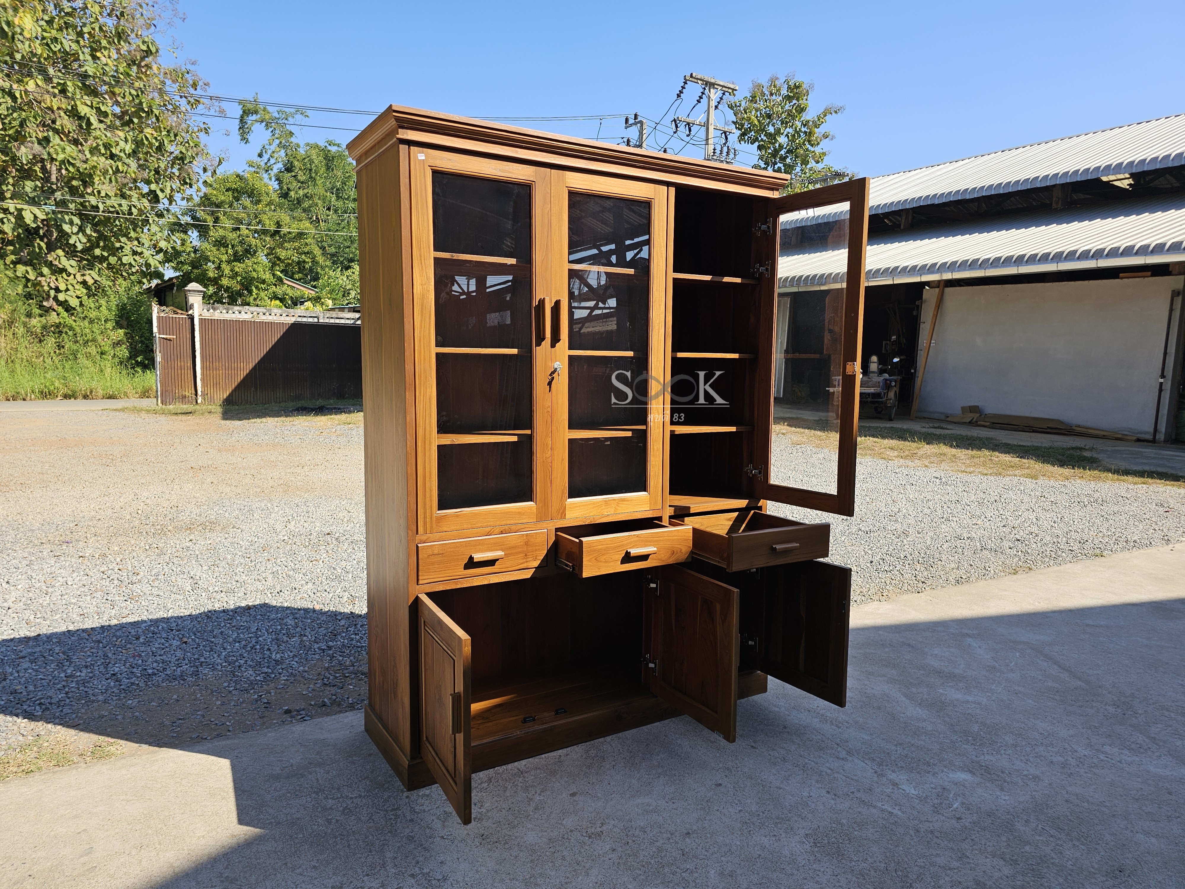 ตู้โชว์ 1.5 ม. บัวยื่น ขาทีบ