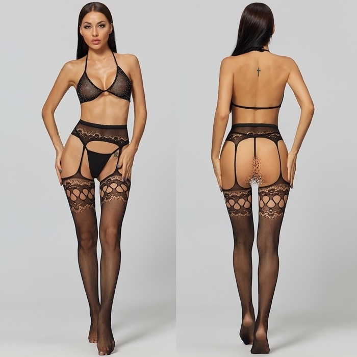 K160 ชุดชั้นในตาข่ายสีดำเซ็กซี่ ตัวชุดประกอบไปด้วยถุงน่องตาข่ายยาวระดับเอวมีลวดลายตามรูป จีสตริงผ้าสีดำ และ บราตาข่ายประดับเพชรเม็ดเล็กๆตามรูปนางแบบเลยค่ะ