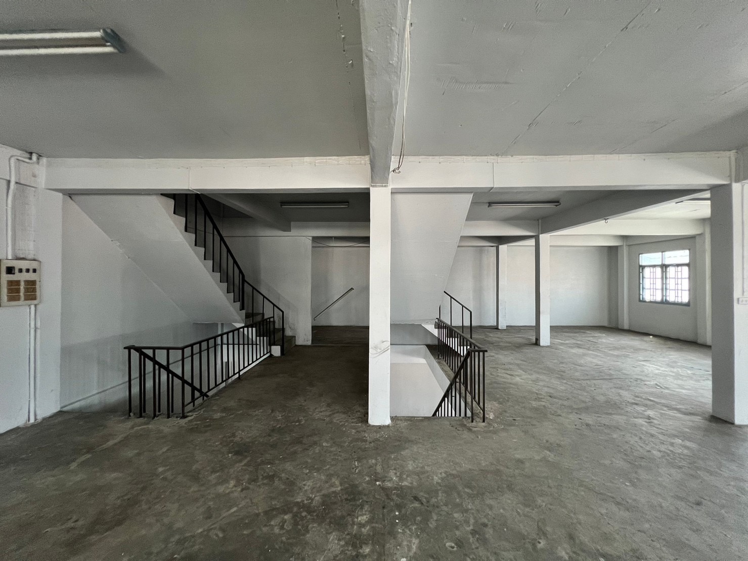 ขาย/ให้เช่า อาคารพาณิชย์ 3 คูหา 4 ชั้นครึ่ง ตั้งอยู่พระราม 3 ซอย 19