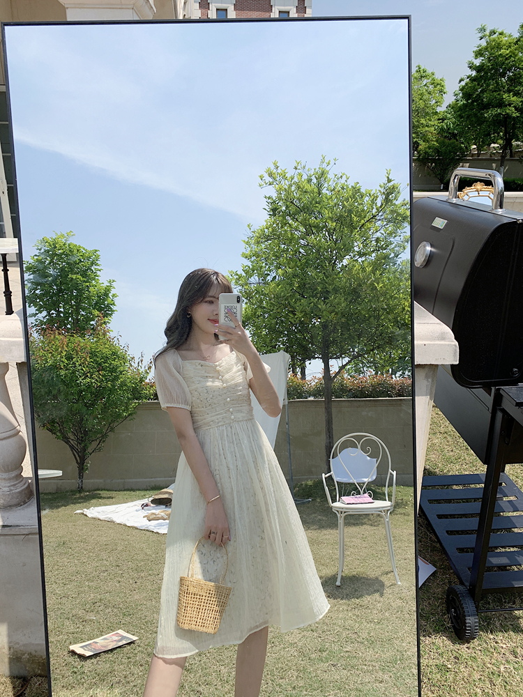 ชุดเดรสสีครีมสายหวาน ใส่เที่ยว หรือใส่ออกงานก็สวยค่ะ ส่งฟรี