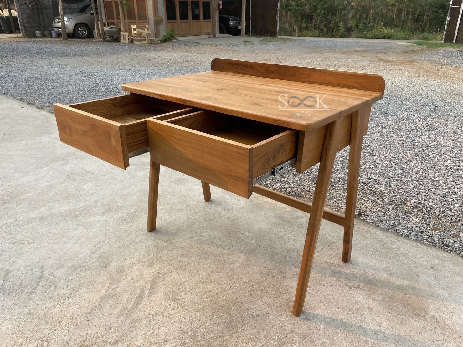 โต๊ะเขียนหนังสือมินิมอล