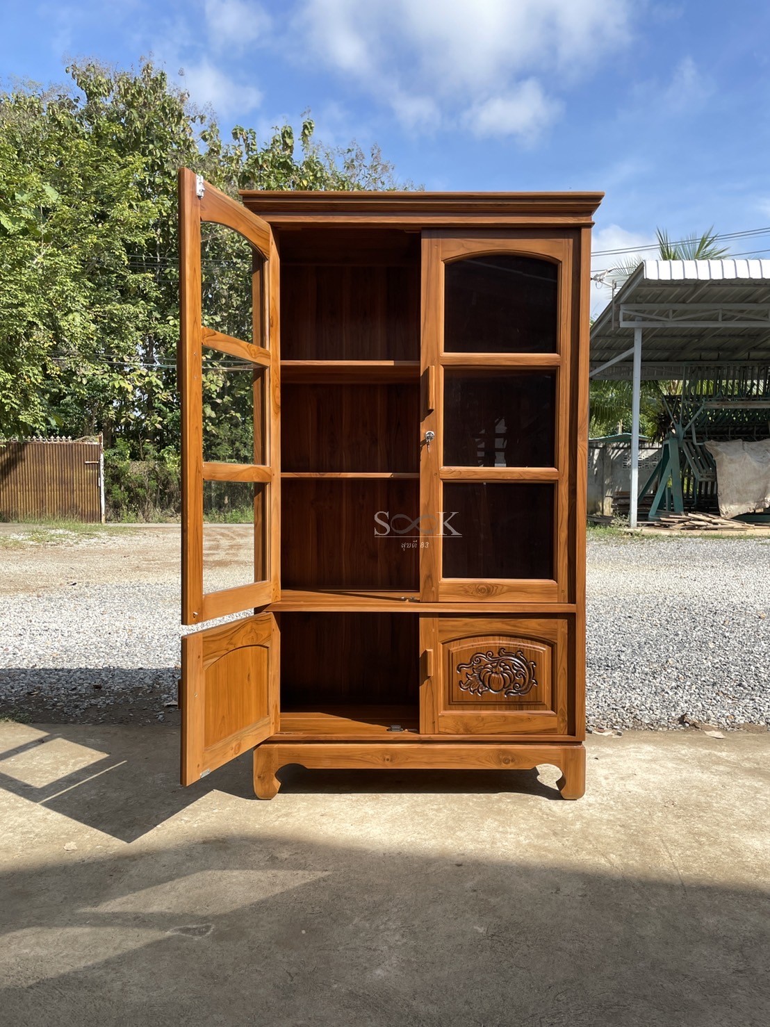 ตู้โชว์บานแกะลาย