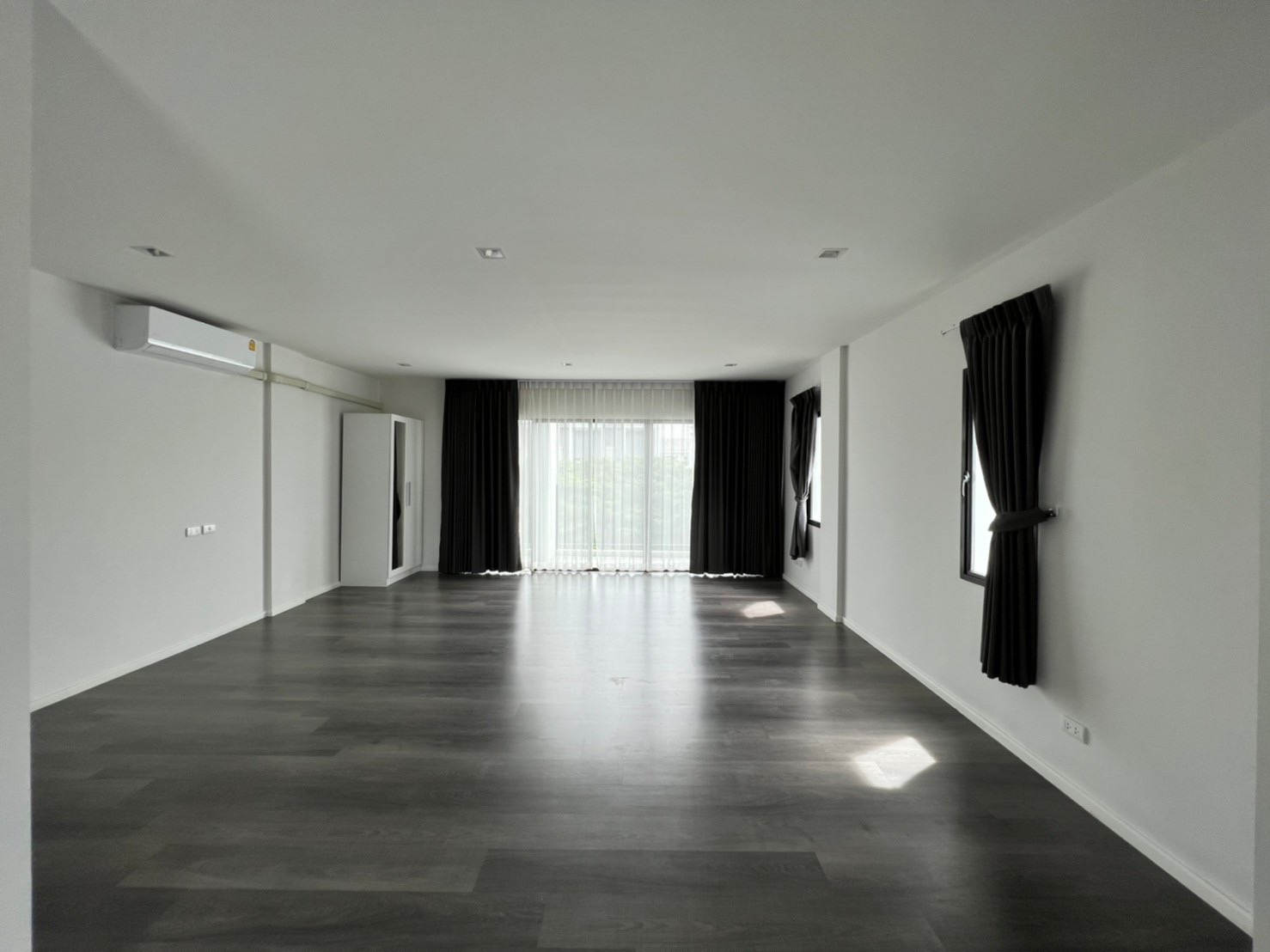 ขายโฮมออฟฟิศ สูง 3 ชั้นครึ่ง 2 คูหา หลังมุม ในโครงการ Cascade Bangna บนทำเล ถนน บางนา-ตราด กม.5 ขาเข้าถนนสุขุมวิท