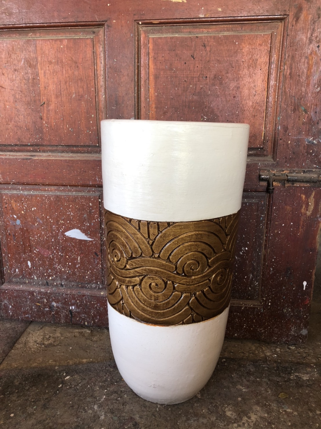 กระถางทรงสูงลวดลายกลาง