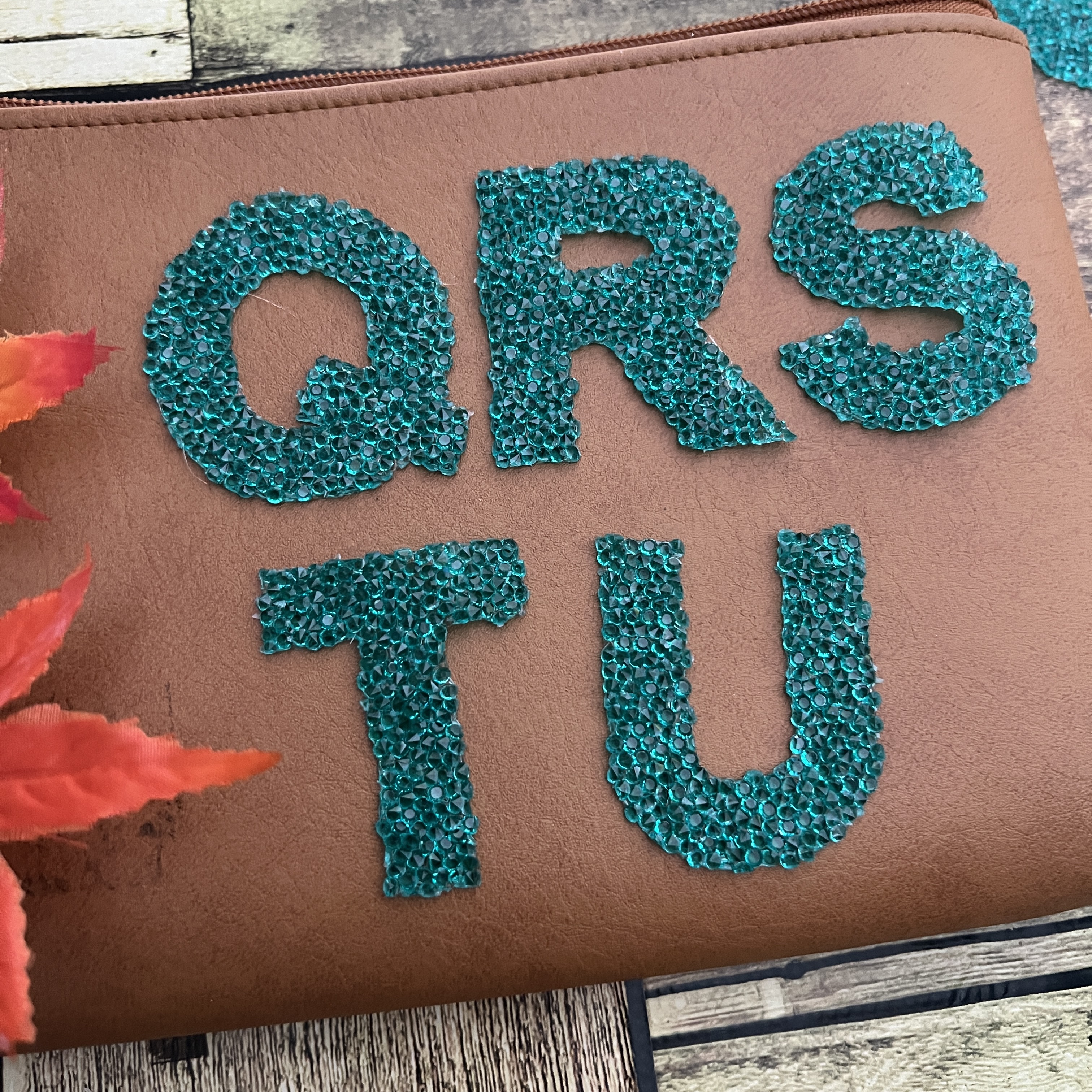 ตัวอักษร เพชรวิบวับ คริสตัล ตัวรีดติดเสื้อ ตัวรีด ติดกระเป๋า ติดหมวก ติดแจ๊คเก็ต อักษรภาษาอังกฤษ Alphabet Patch