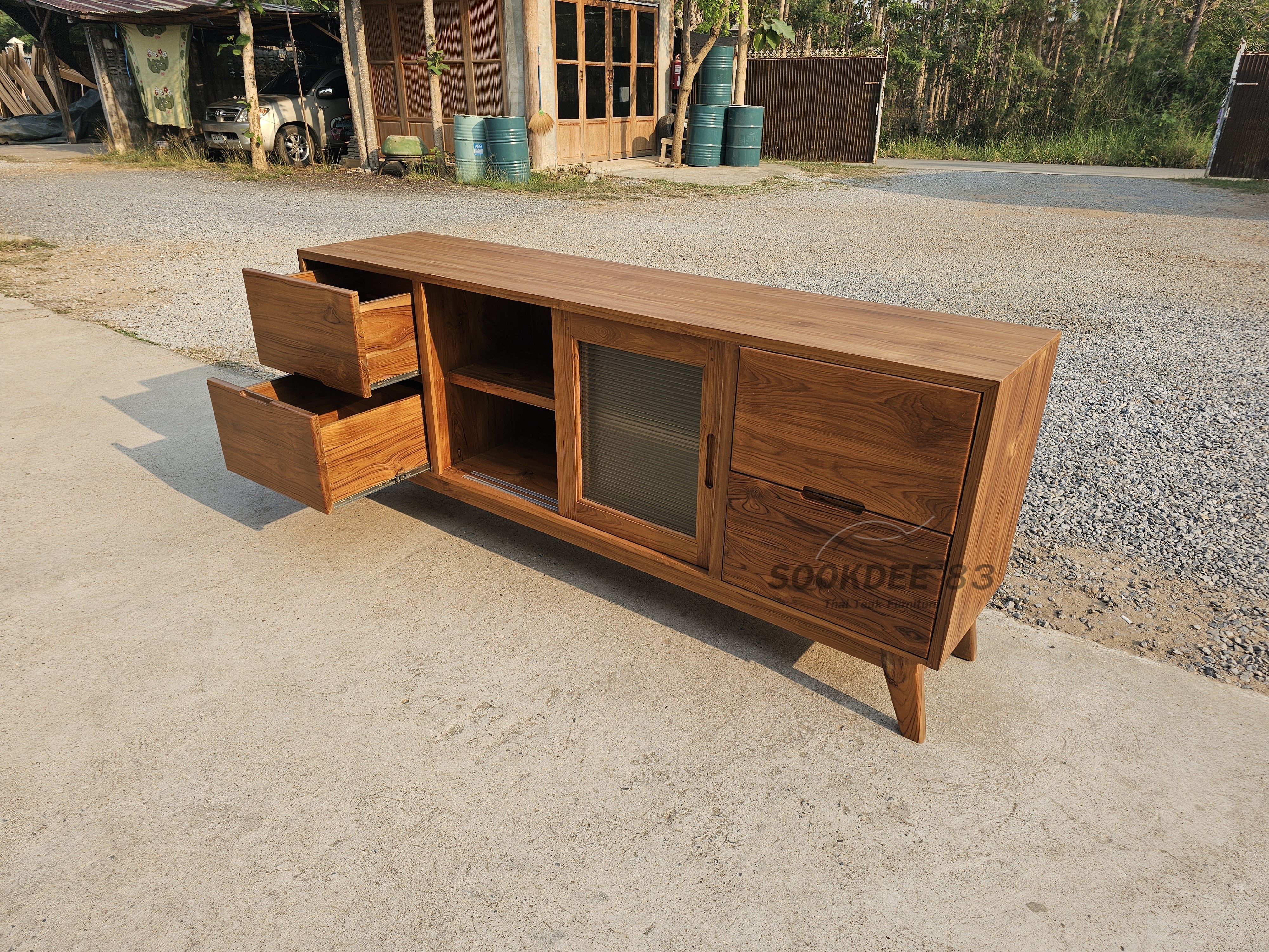 ไซด์บอร์ดวางทีวีบานกระจกลอน (สีสัก)