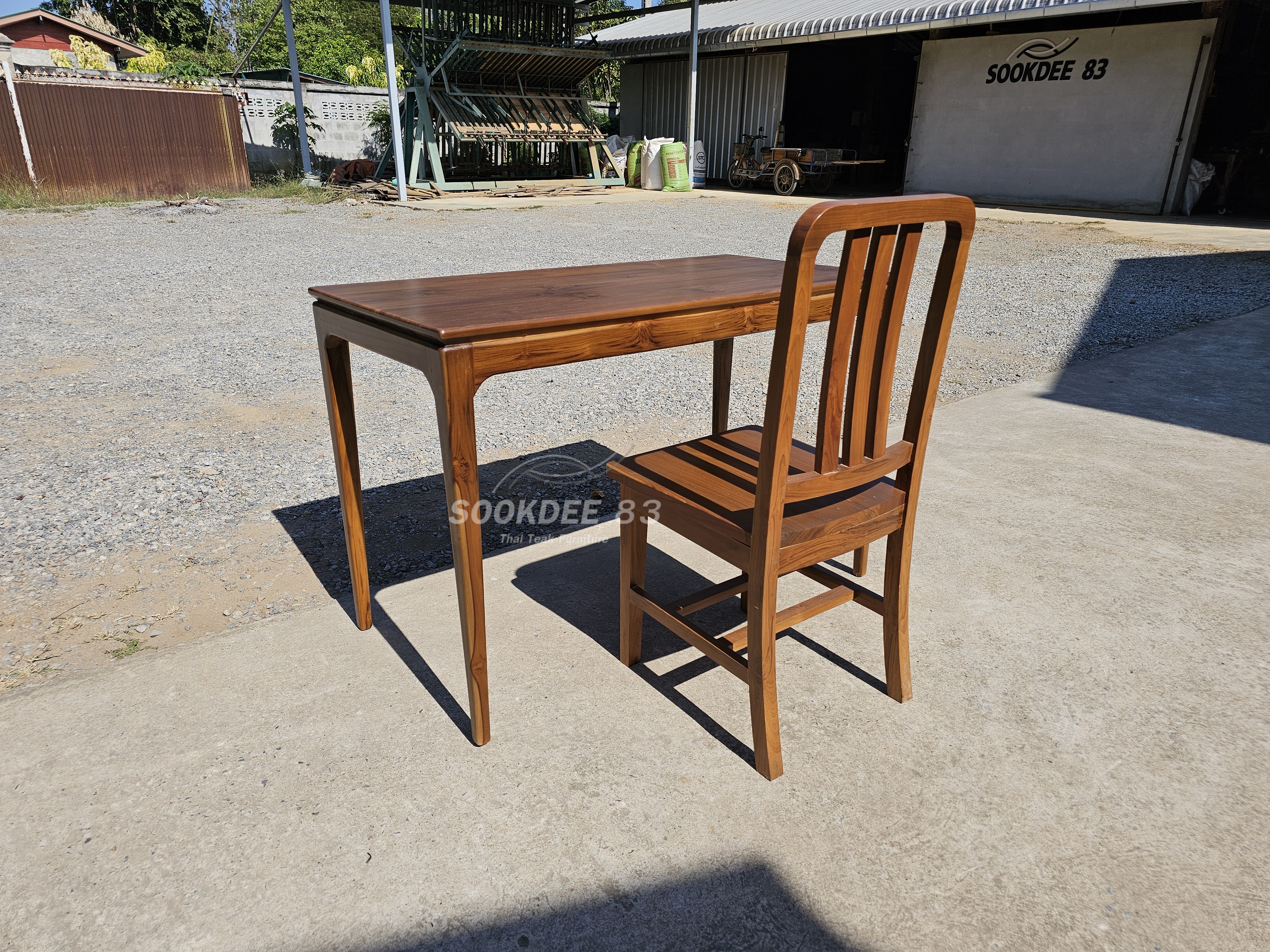 โต๊ะทำงานมินิมอลพร้อมเก้าอี้พนักมน