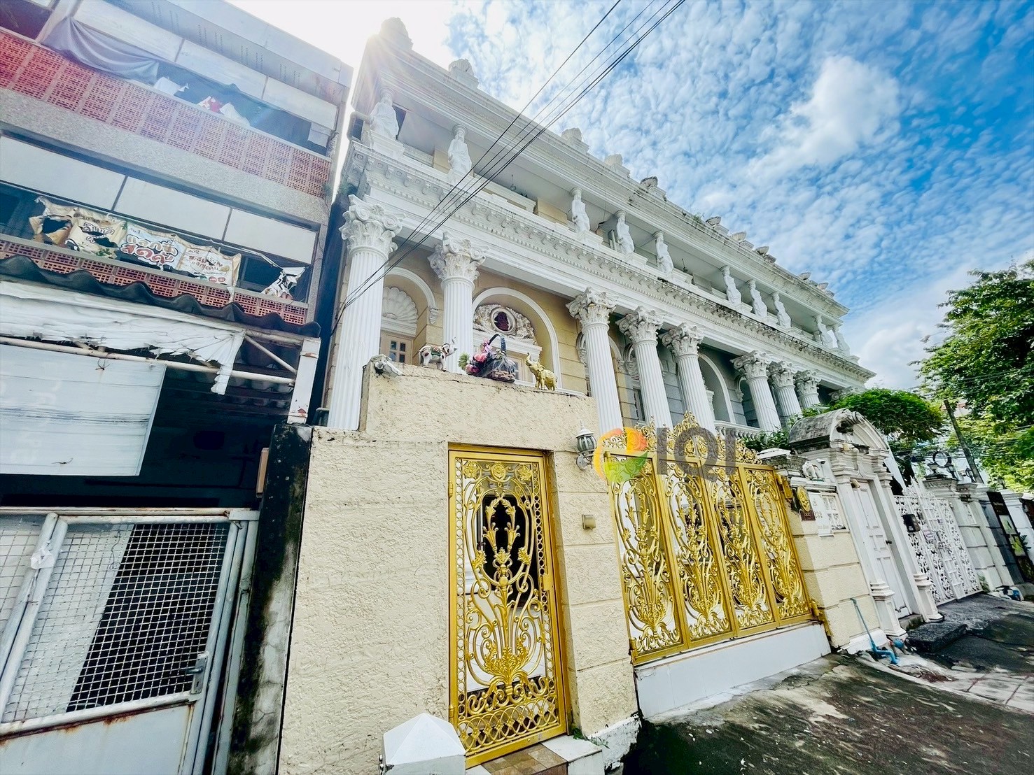 ขายทาวน์เฮ้าส์ 5 ชั้น ทรงโรมัน ถนนวิภาวดี ซอย 2 ทางเข้าหลักของมหาวิทยาลัยหอการค้าไทย