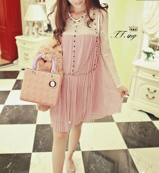 ชุดเดรสแขนกุด ผ้าชีฟองสีชมพูอัดพลีต ช่วงอก และไหล่ เป็นผ้าลูกไม้สีขาว ส่งฟรี ems