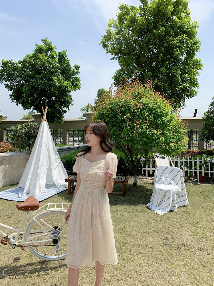 ชุดเดรสสีครีมสายหวาน ใส่เที่ยว หรือใส่ออกงานก็สวยค่ะ ส่งฟรี