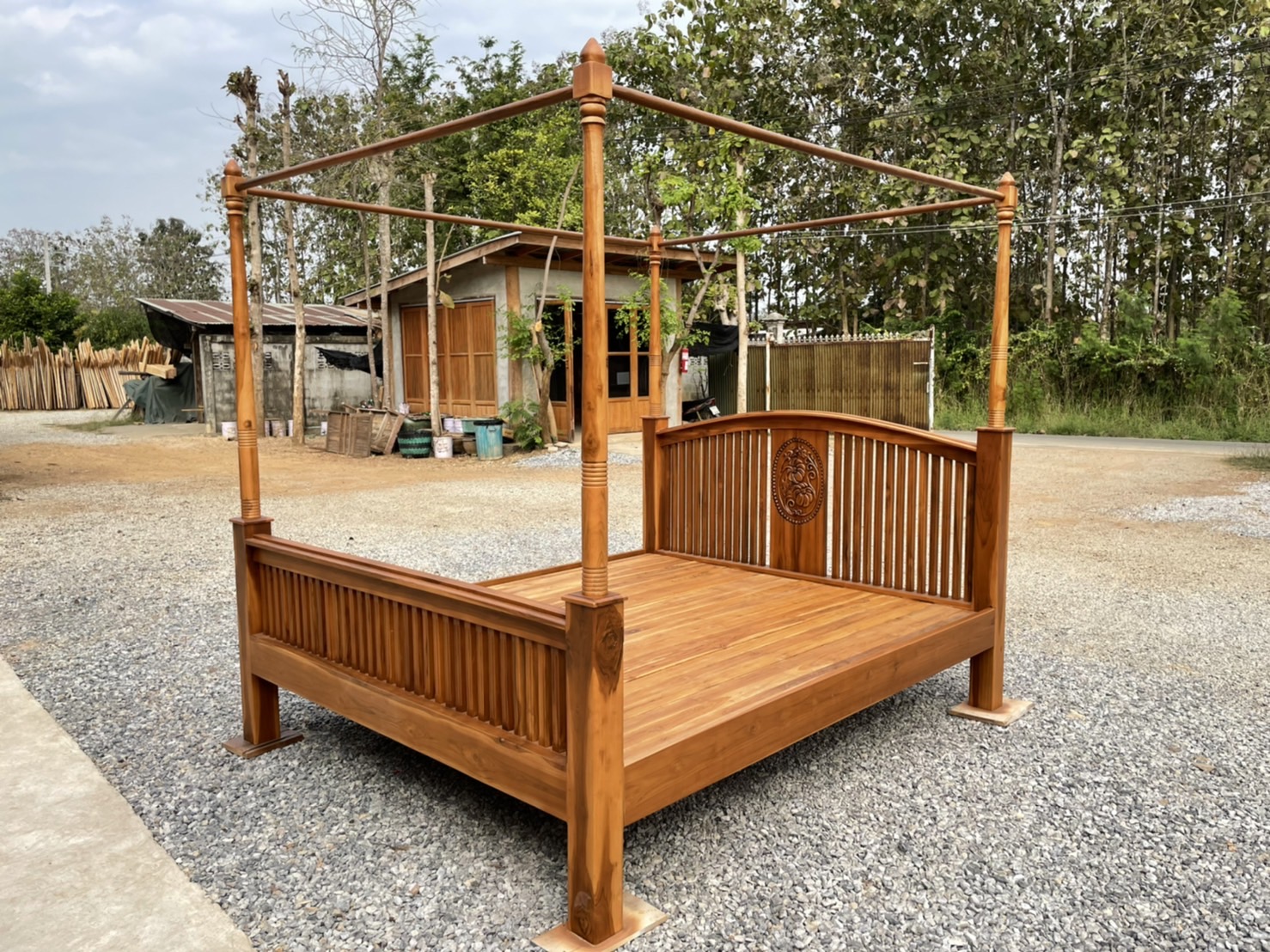 เตียงเสามุ้งหัวโค้งซี่แกะลาย