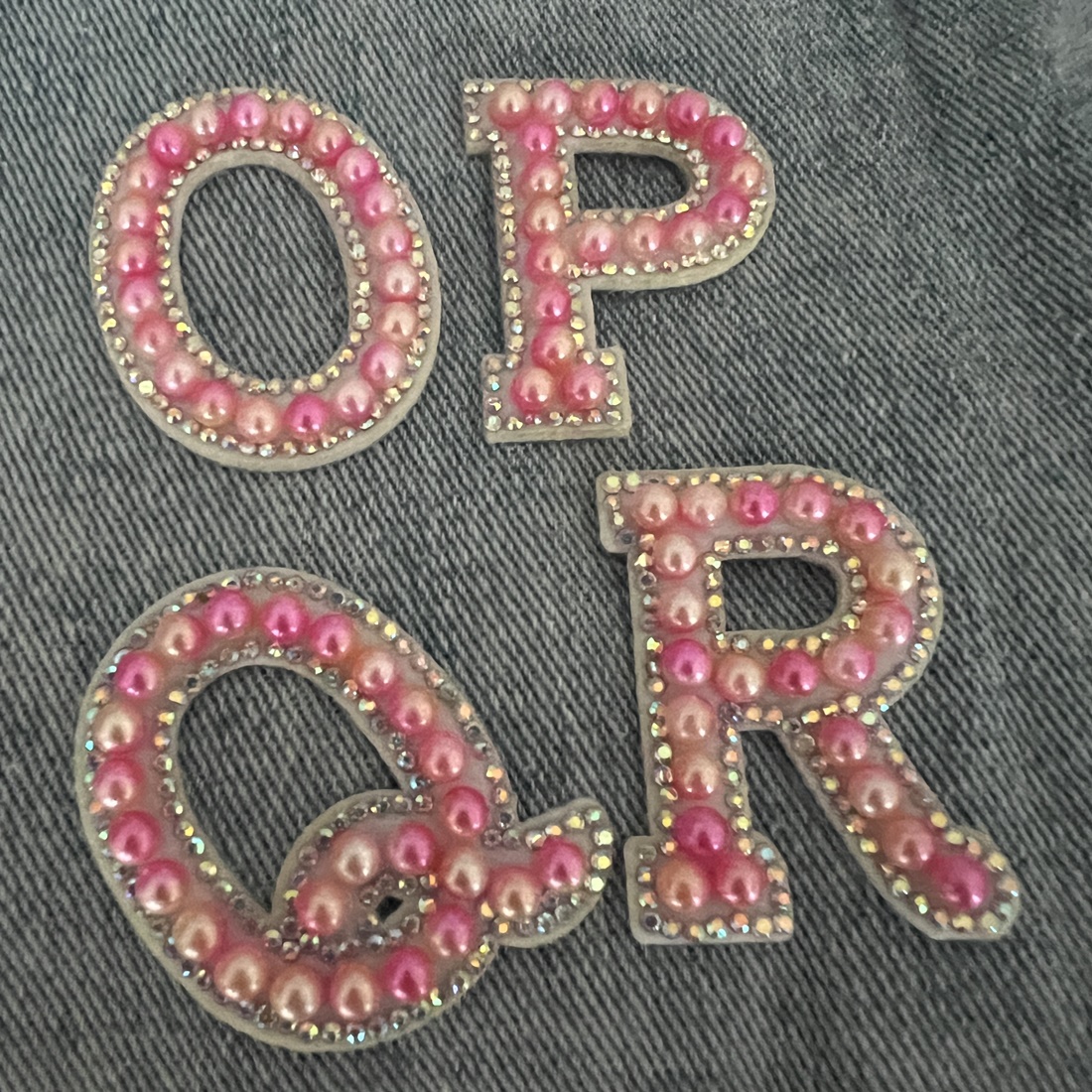 ตัวอักษร มุกชมพู พาสเทล ล้อมคริสตัล ตัวรีดติดเสื้อ ตัวรีด ติดกระเป๋า ติดหมวก ติดแจ๊คเก็ต อักษรภาษาอังกฤษ Alphabet Patch