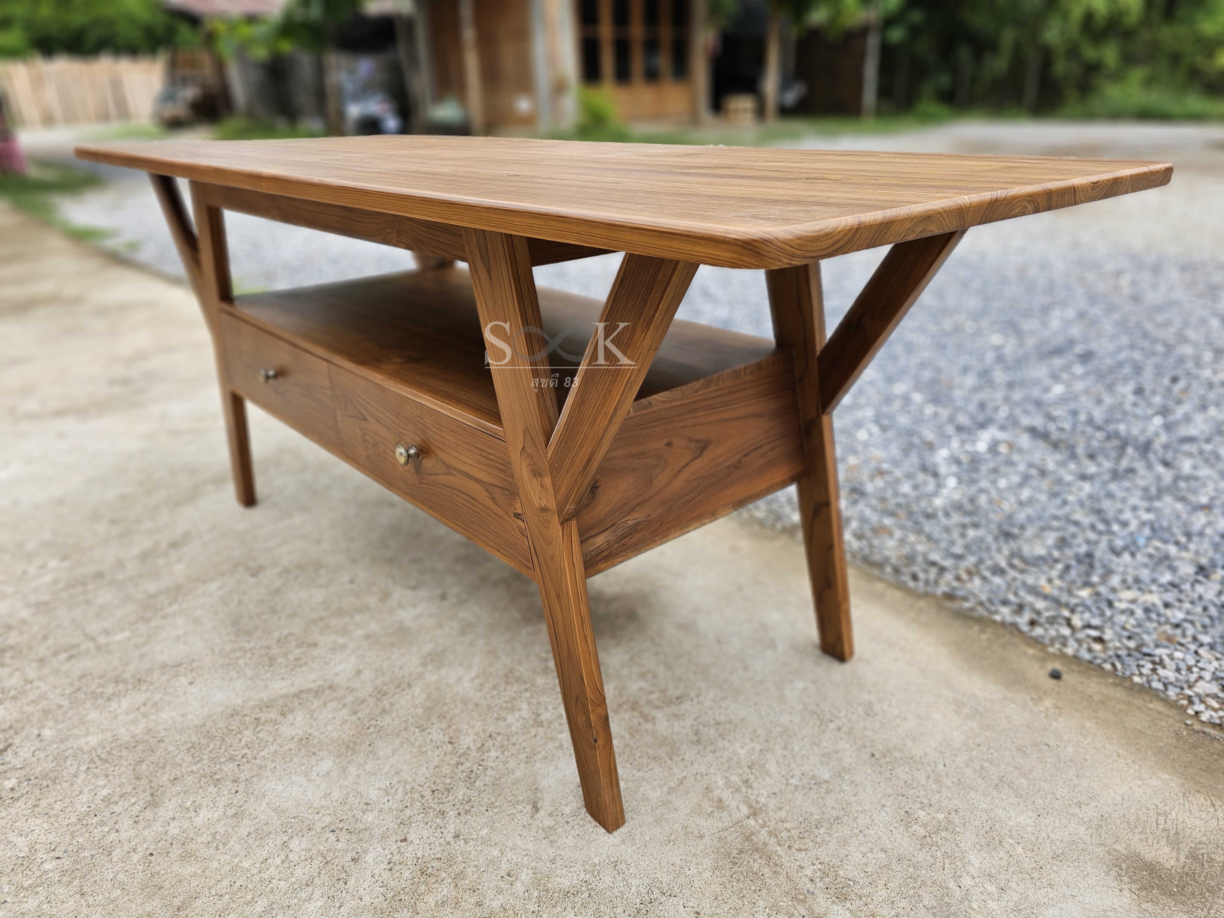 โต๊ะกลางขาเอียง