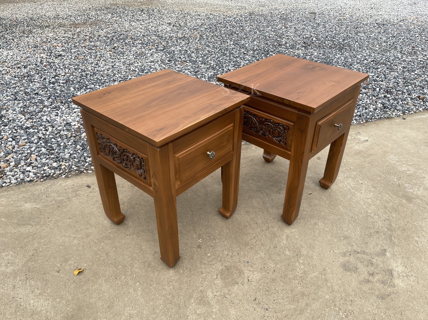 ตู้หัวเตียงขาแมว แกะลาย