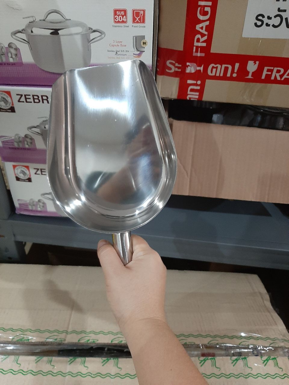 ที่ตักน้ำแข็งสแตนเลส ก้นแบน ที่ตักแป้ง ตราเดซี่ Daisy