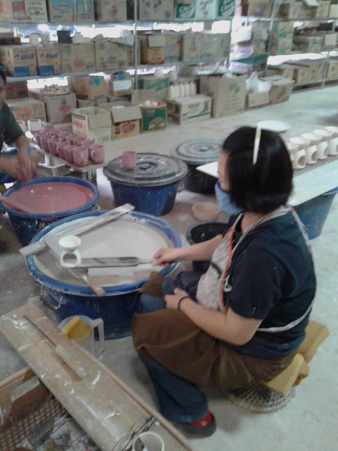 เตาเผาน้ำมันหอมระเหย เซรามิค เครื่องปั้นดินเผา เนื้อศิลาดล สีเขียวหยก ลวดลายใบมะกอก และลายน้ำไหลหลากสีสวยงาม