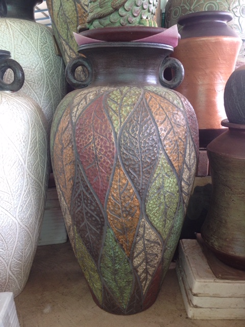 แจกันใหญ่ลายใบไม้