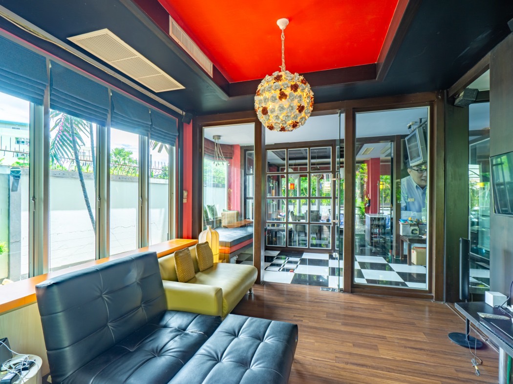 ขายบ้านเดี่ยว 2 ชั้น 3 อาคารบนพื้นที่เดียวกัน บ้านพัฒนาการ ถนนพัฒนาการ 30 หลังบ้านติดคลอง