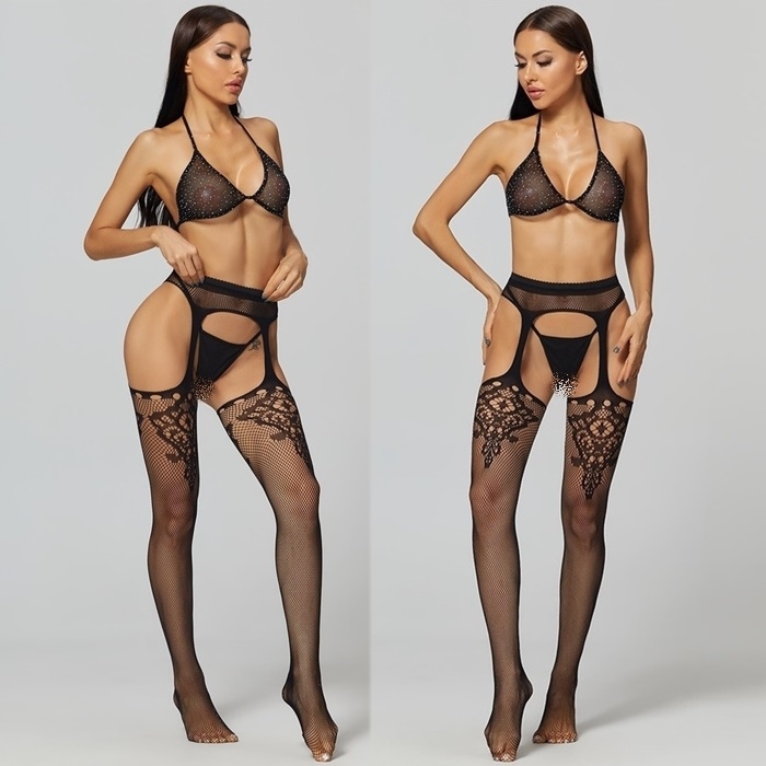K160 ชุดชั้นในตาข่ายสีดำเซ็กซี่ ตัวชุดประกอบไปด้วยถุงน่องตาข่ายยาวระดับเอวมีลวดลายตามรูป จีสตริงผ้าสีดำ และ บราตาข่ายประดับเพชรเม็ดเล็กๆตามรูปนางแบบเลยค่ะ
