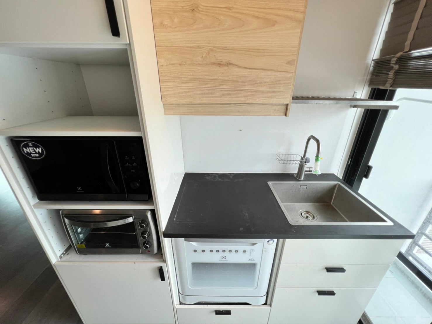 ขายโฮมออฟฟิศ สูง 3 ชั้นครึ่ง 2 คูหา หลังมุม ในโครงการ Cascade Bangna บนทำเล ถนน บางนา-ตราด กม.5 ขาเข้าถนนสุขุมวิท