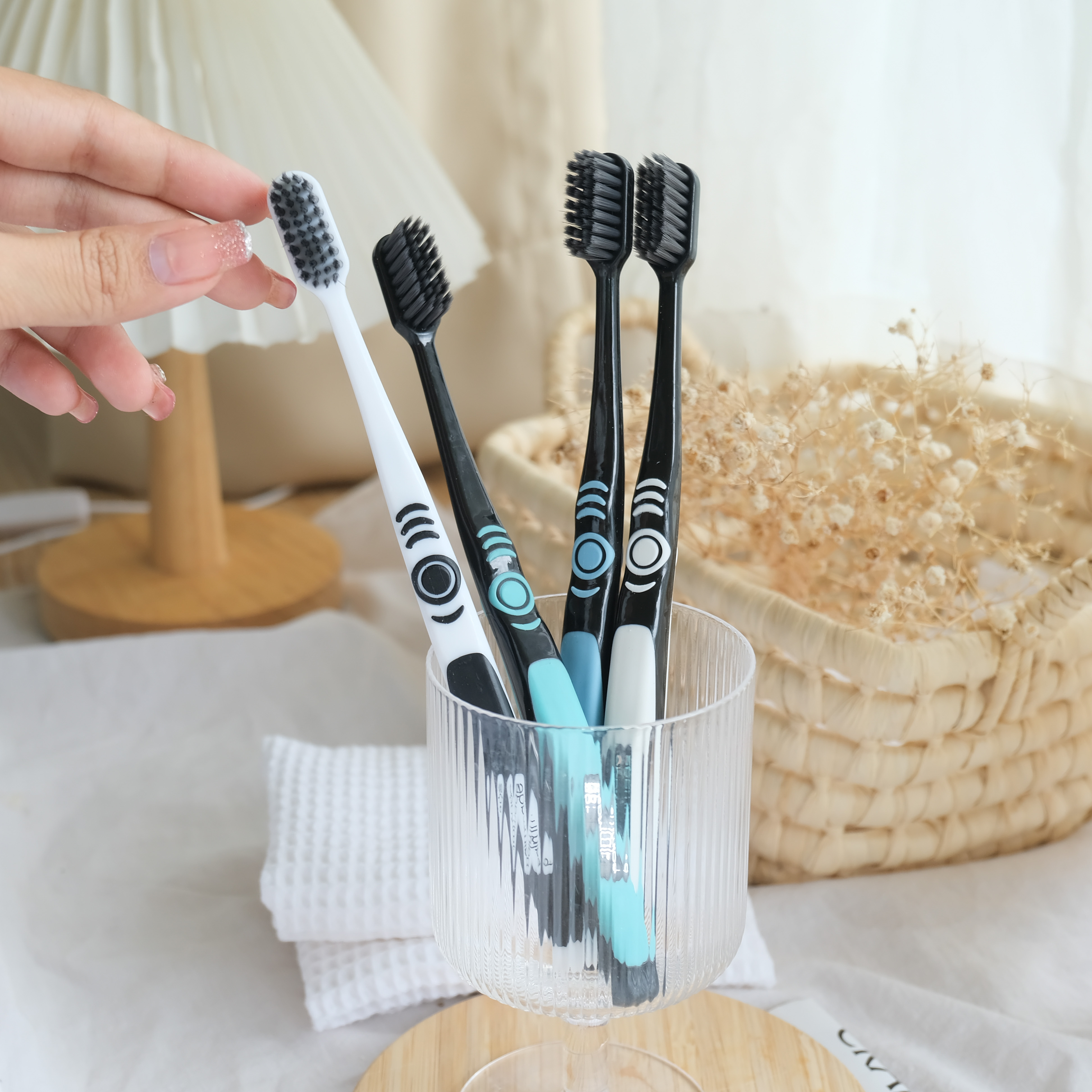 19067-แปรงสีฟัน แบล็ค ไดมอน เฟิร์น บอสตัน (12 ชิ้น)