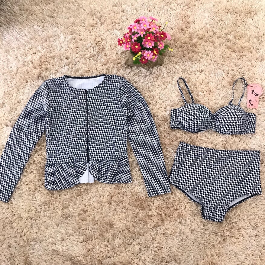 ชุดว่ายน้ำทรงเอวสูง ลายขาวดำ ส่งฟรี ems