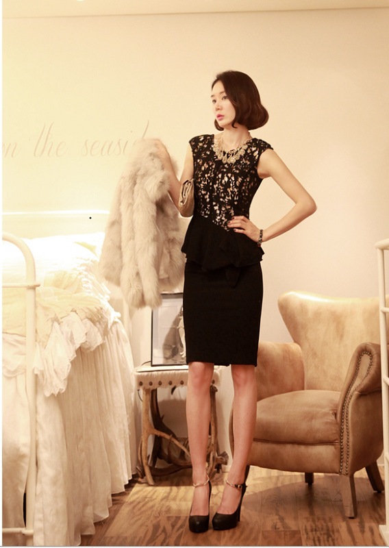 เสื้อไหล่บ่าล้ำ ตัวเสื้อด้านหน้าผ้าลูกไม้สีดำ ซับในผ้าไหมลายดอกไม้ ส่งฟรี ems