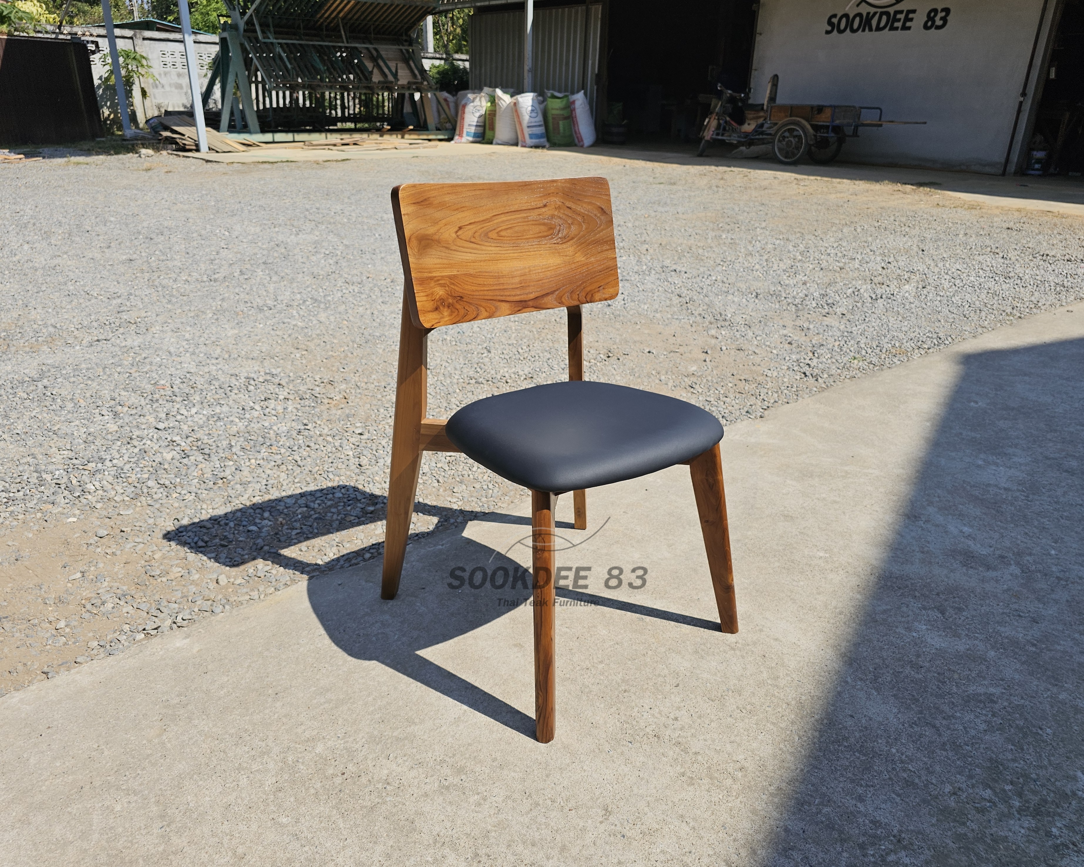 เก้าอี้โรบอทขาเหลี่ยมมีเบาะ