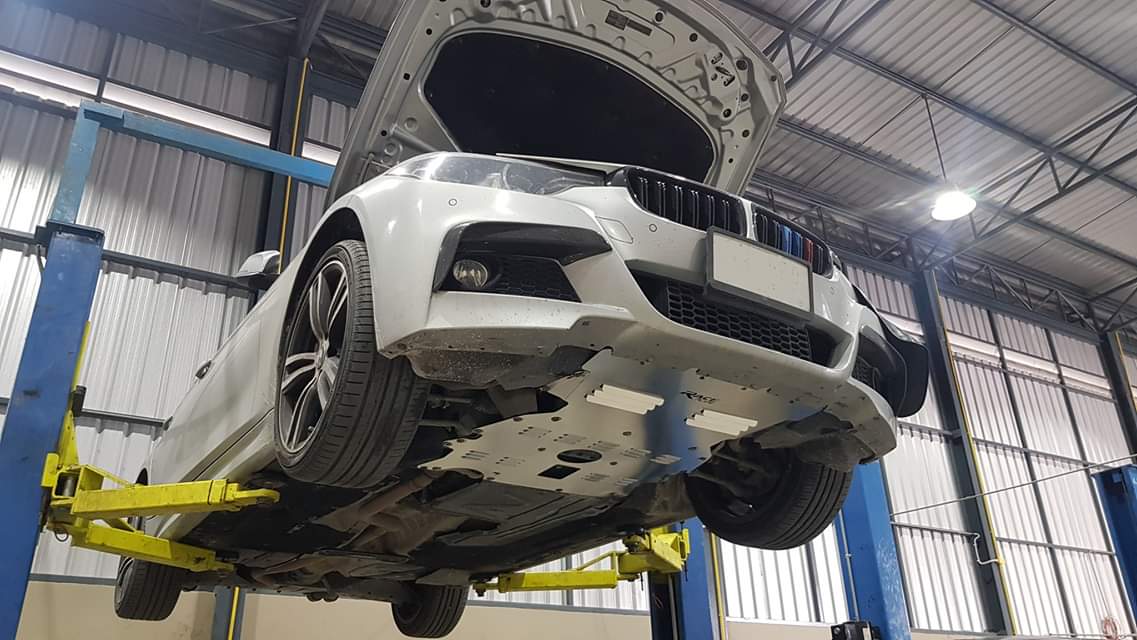 แผ่นปิดใต้ห้องเครื่องอลูมิเนียม BMW F30 Raceplate_Undertray สำเนา สำเนา