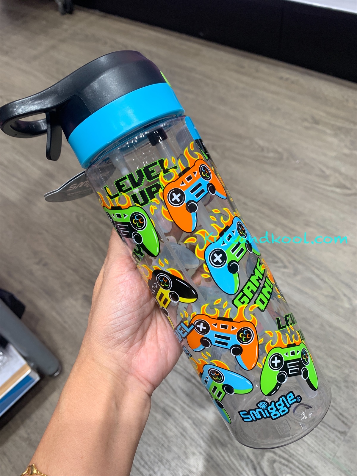 กระติกน้ำ สเปรย์+หลอดดูด Smiggle splitz straw bottle-Gush- game
