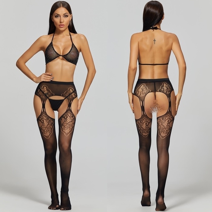 K160 ชุดชั้นในตาข่ายสีดำเซ็กซี่ ตัวชุดประกอบไปด้วยถุงน่องตาข่ายยาวระดับเอวมีลวดลายตามรูป จีสตริงผ้าสีดำ และ บราตาข่ายประดับเพชรเม็ดเล็กๆตามรูปนางแบบเลยค่ะ
