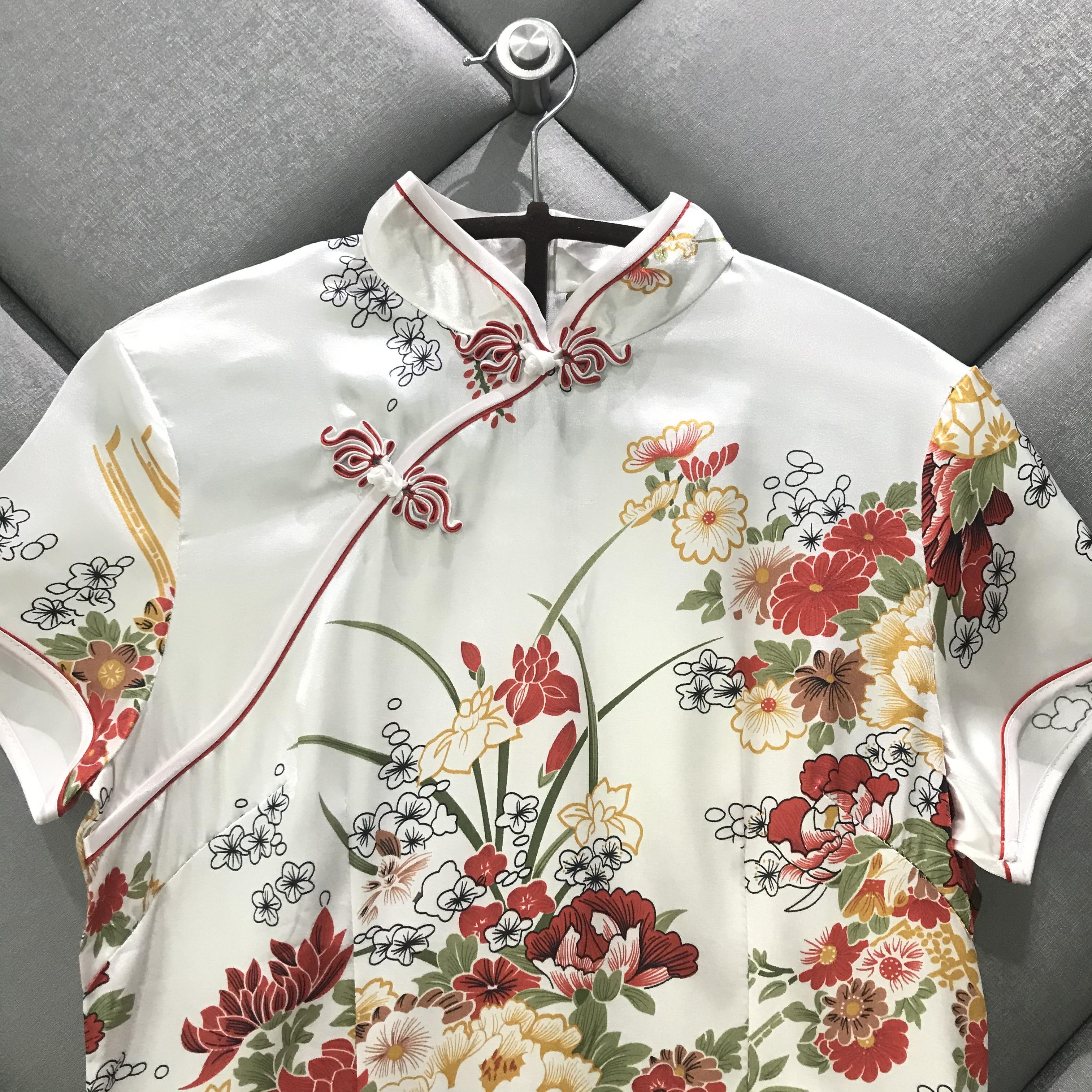 กี่เพ้าสั้นสีขาว พิมพ์ลายดอกโบตั๋น ส่งฟรี ems