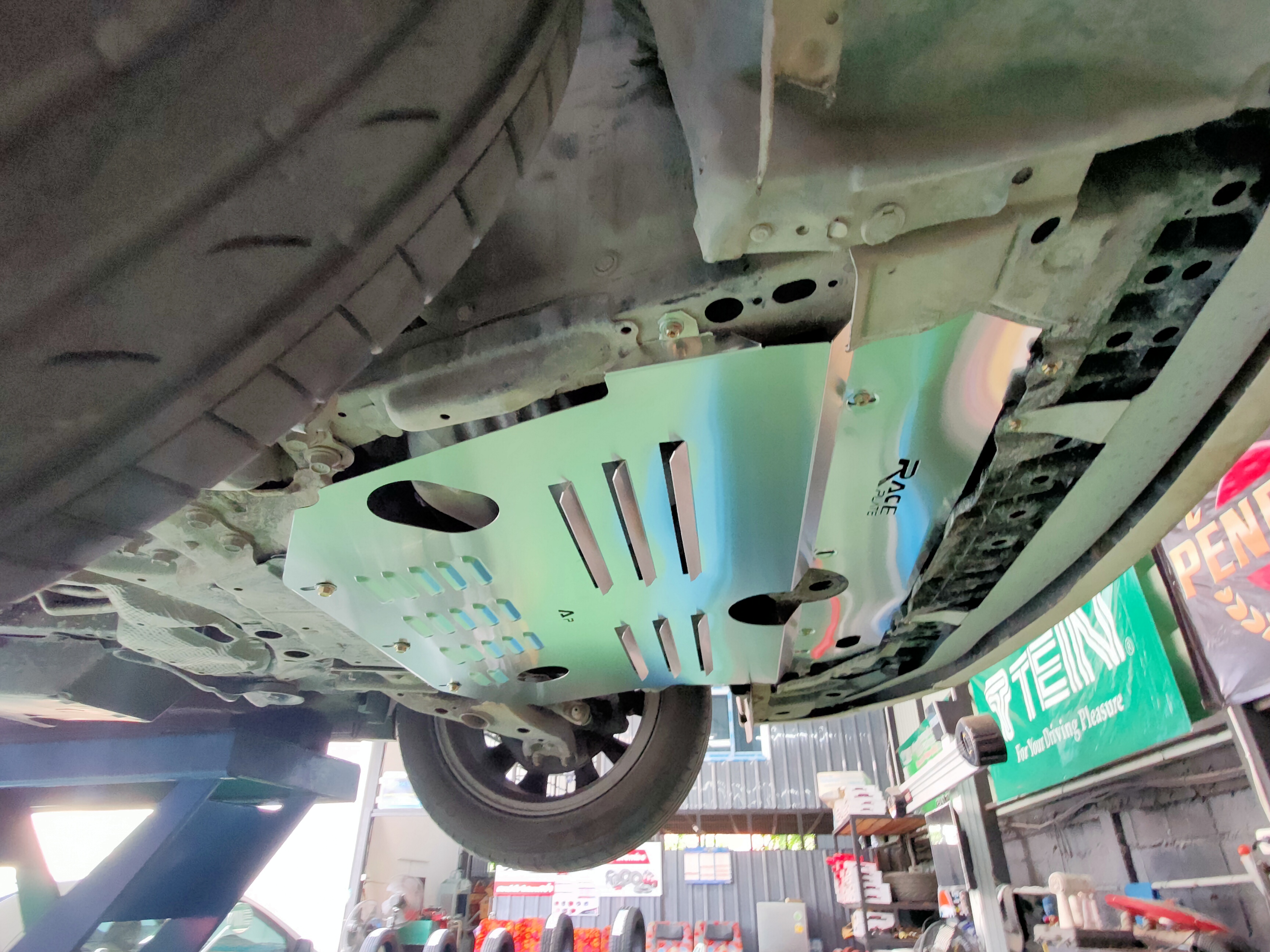 แผ่นปิดใต้ห้องเครื่องอลูมิเนียม Toyota Alphard 20 Raceplate_Undertray