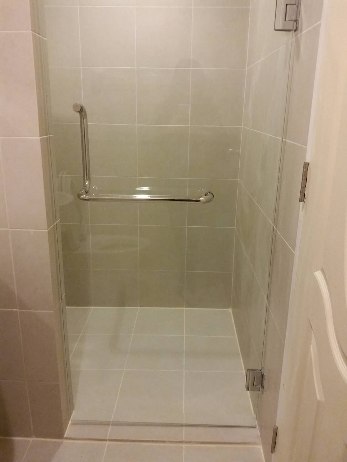 กระจกกั้นห้องอาบน้ำ