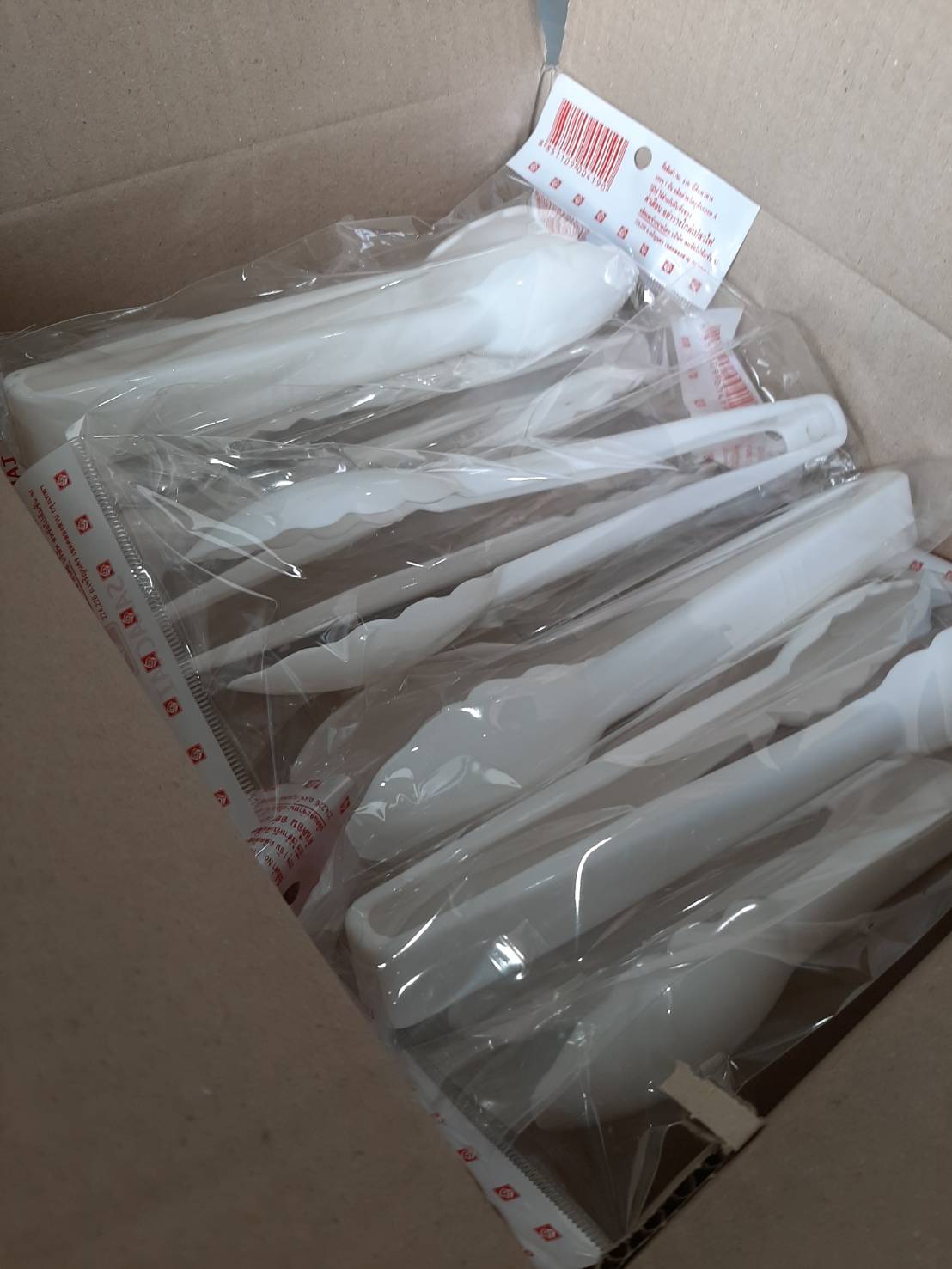 ที่คีบอาหารสีขาว