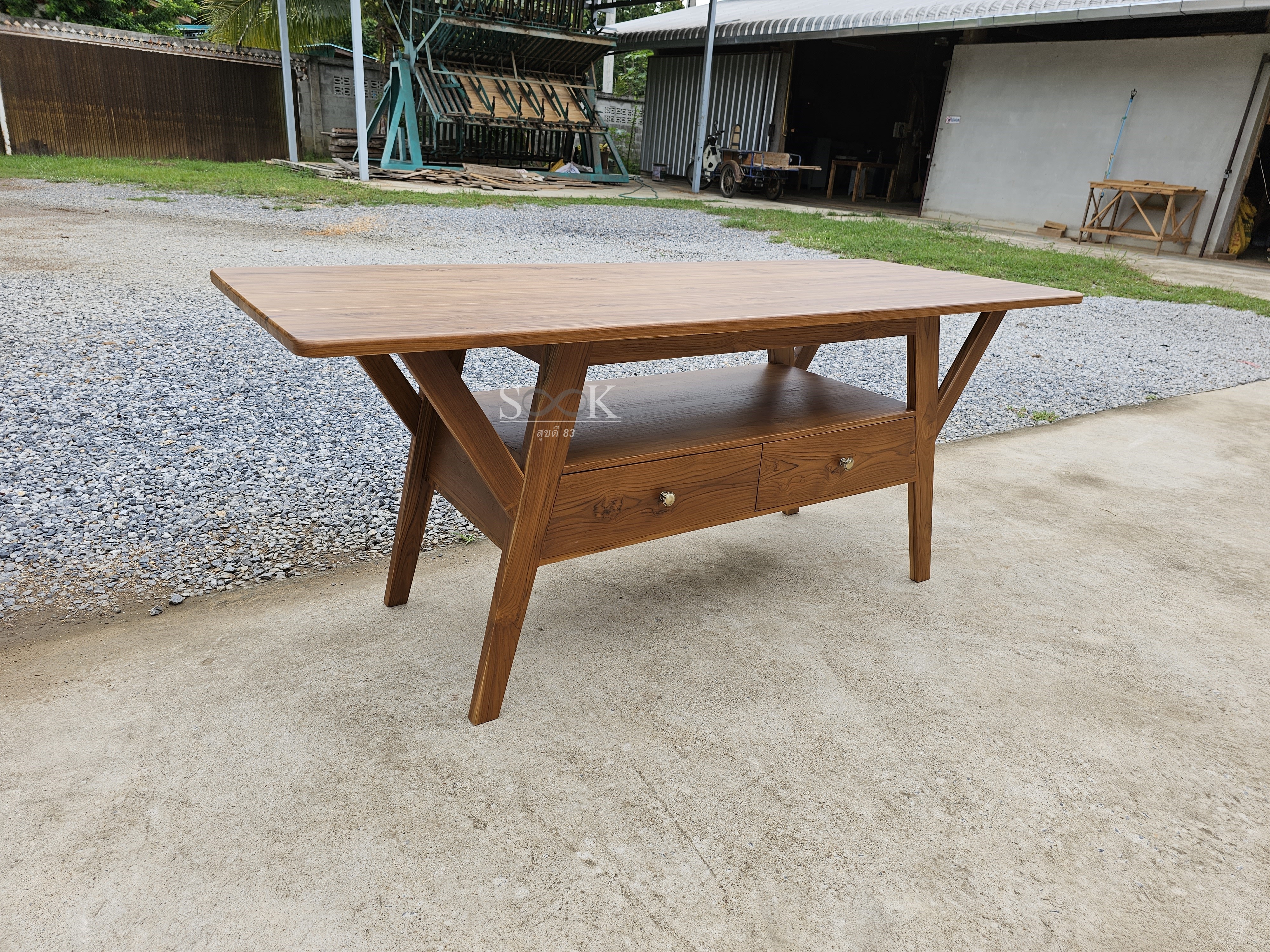 โต๊ะกลางขาเอียง