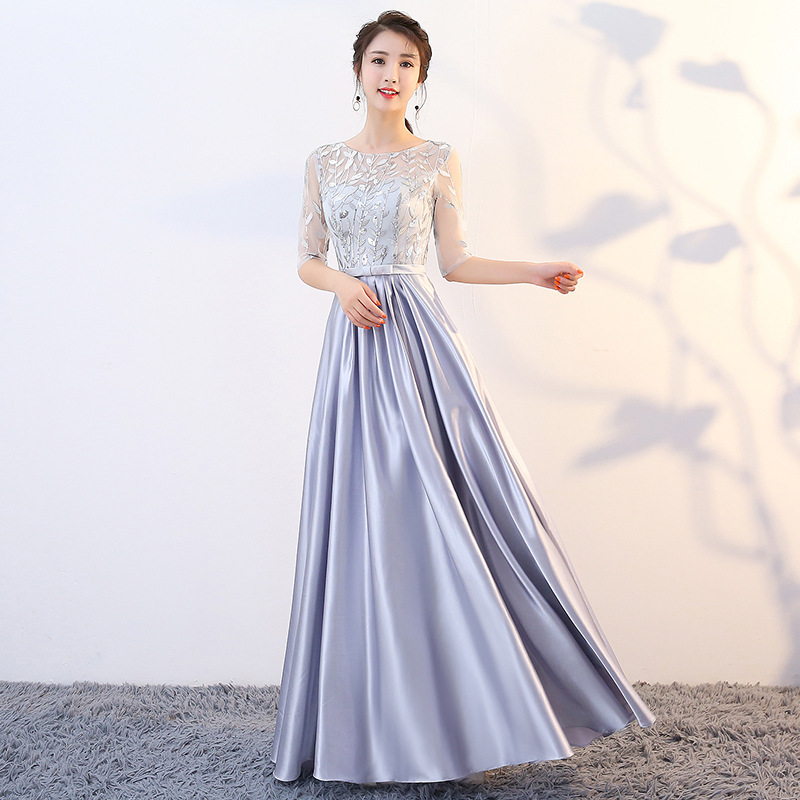 ชุดราตรียาวสีเงิน แขนยาวสามส่วน ตัวเสื้อเป็นผ้าปักลายใบไม้แต่งดิ้นสีเงินสุดหรู สะท้อนแสงไฟสวยมากๆๆ ส่งฟรี ems