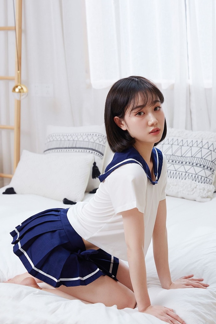 C2024 ชุดนักเรียนญี่ปุ่นเซ็กซี่ ชุดคอสเพลย์อีโรติกมาในแบบชุดนักเรียนญี่ปุ่น ประกอบด้วยเสื้อยืดแขนสั้นผ้ายืดมาพร้อมกับโบว์คล้องคอแบบติดเข็มกลัด กระโปรงบานสั้นผ้าไม่ยืดใช้ติดแบบตีนตุ๊กแกตามรูปถ่ายสินค้าจริงเลยค่ะ ***ไม่มีถุงเท้า
