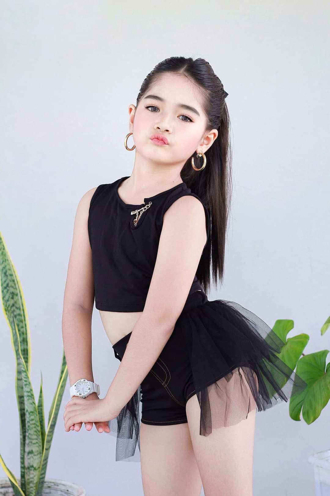 SS22💜พร้อมส่ง💜ชุดเด็กผู้หญิง เสื้อแขนกุดสีดำโซ่/เข็มกลัด+กางเกงขาสั้น ดำ/ มุ้ง