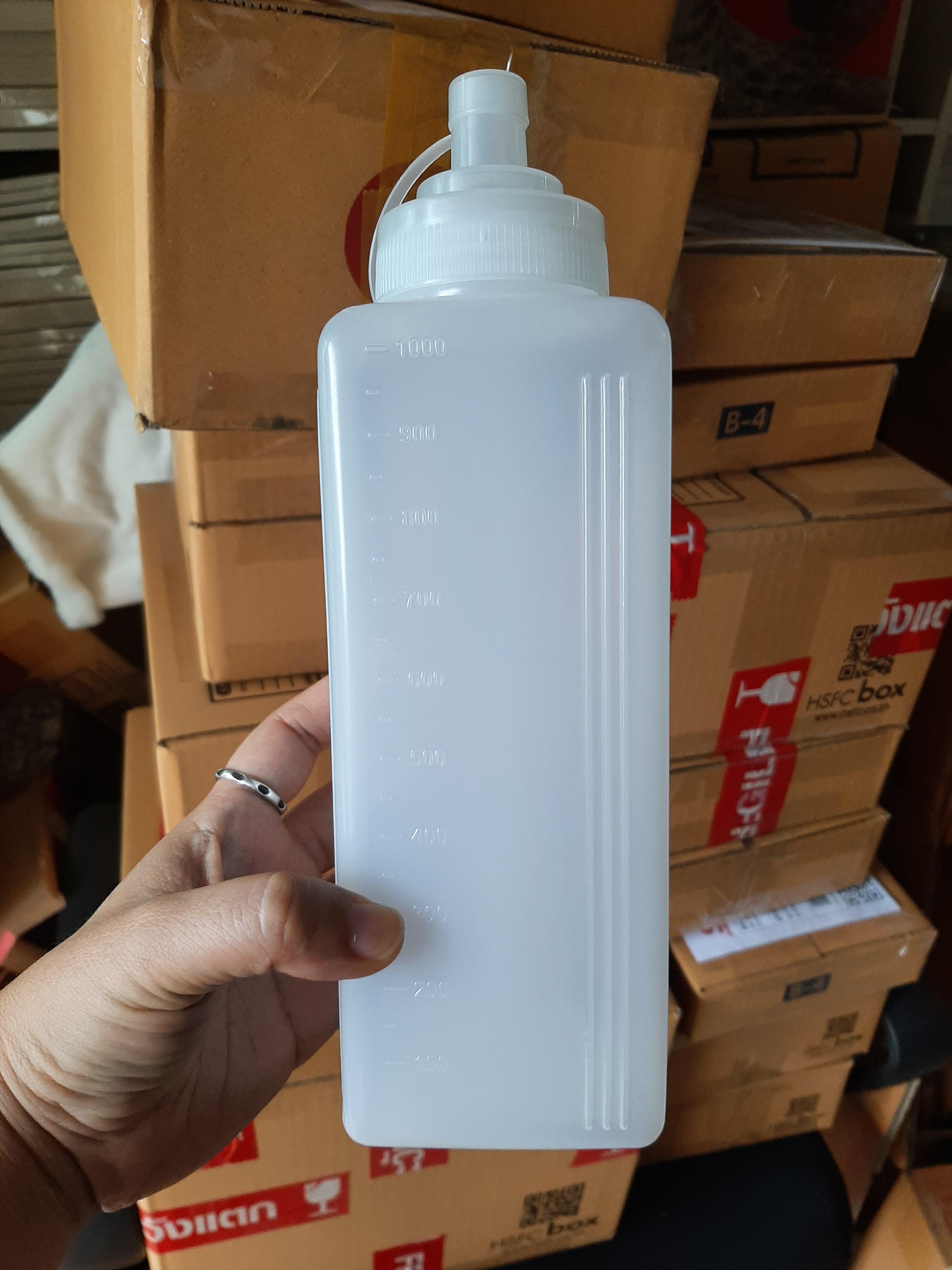 ขวดบีบซอส ทรงเหลี่ยม พร้อมจุกปิด จุกกว้าง 1.4 มม. จุ 1150 มล. มีสเกล (สูงสุด 1000 มล.)