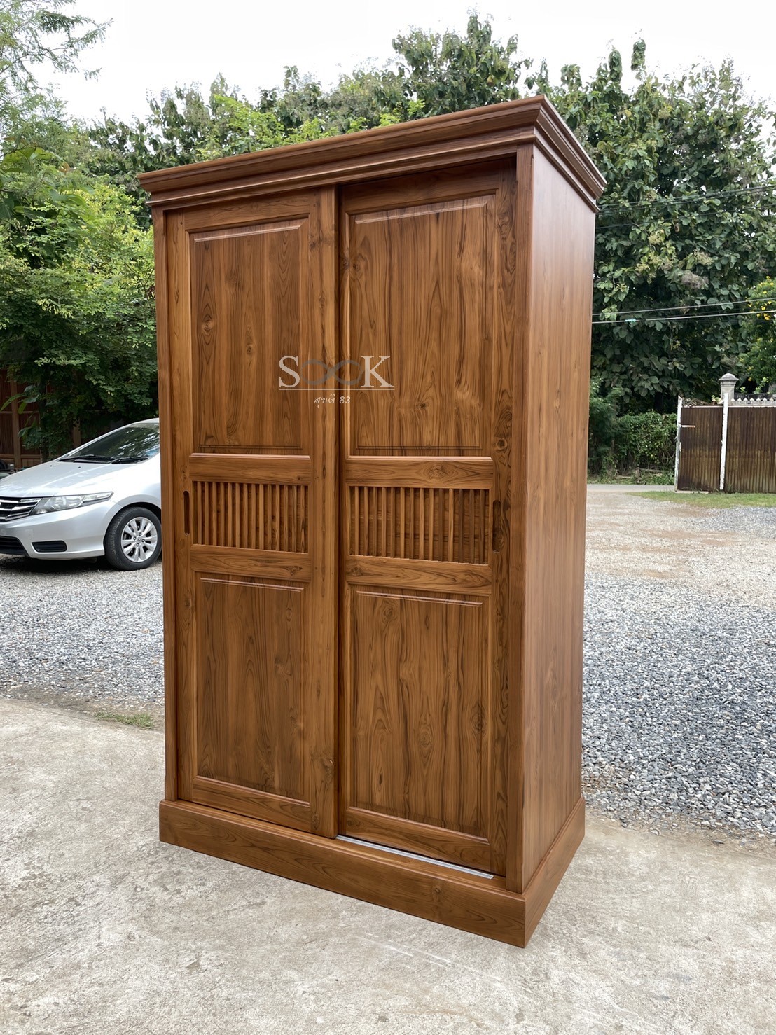 ตู้เสื้อผ้าบานเต้าตรงซี่กลางมีชั้นพับผ้า