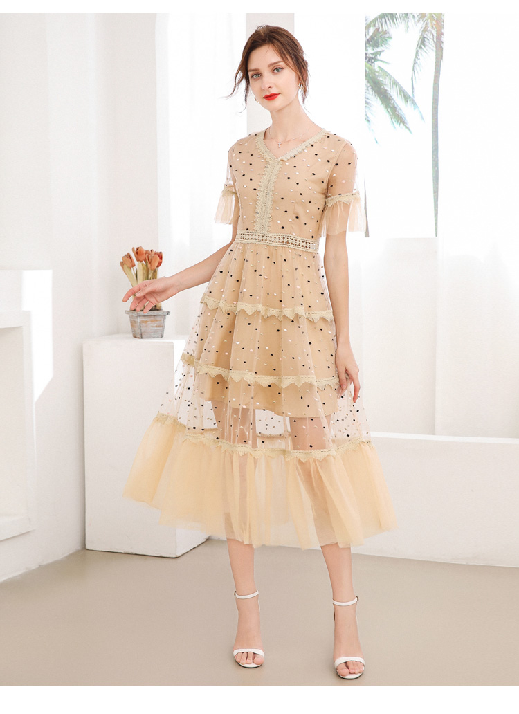 ชุดเดรสยาวสีครีม ผ้าโปร่งปักด้ายสีทอง ชมพูและสีดำลายวงรีเล็กๆๆ ส่งฟรี