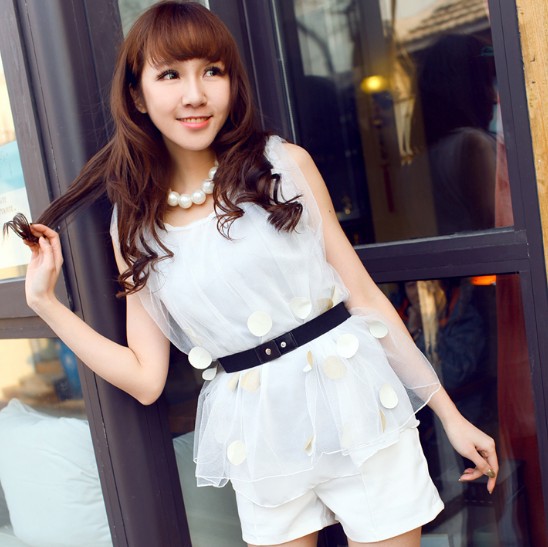 เสื้อตัวบนผ้าโปร่งสีขาว มีซับใน แขนกุด พร้อมเข็มขัดสีดำเหมือนแบบ ส่งฟรี ems